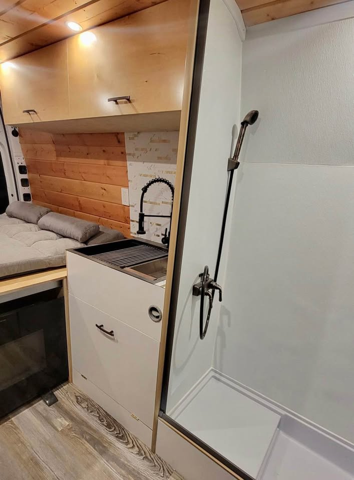  modern kitchenette with sink and backsplash — photo 2