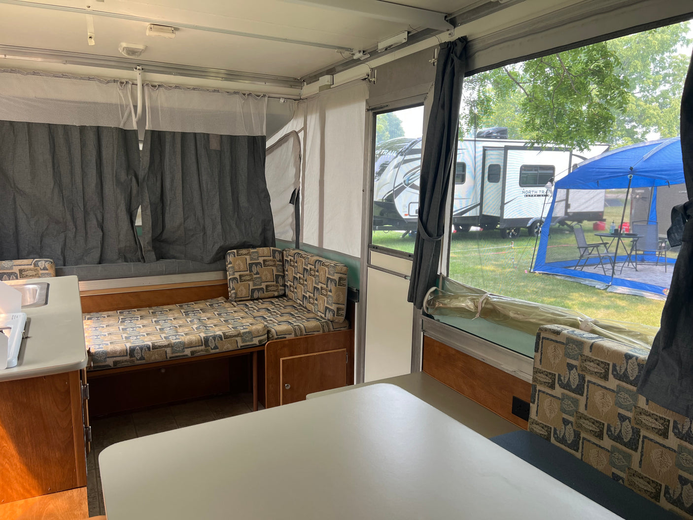 Eaa rental Ready to go pop-up camper