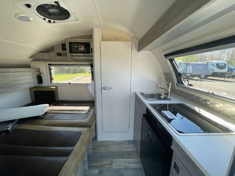 Lightweight Retro Style Camper — photo 6