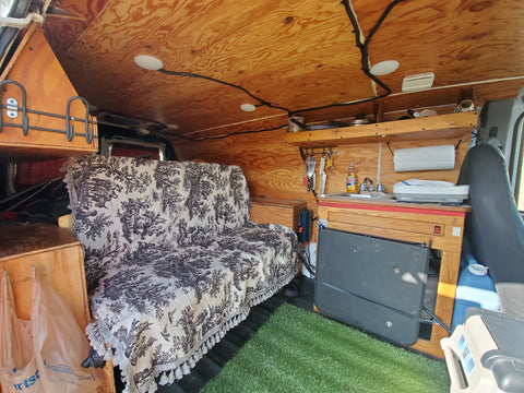 2000 Ford E250 campervan, insulated, full kitchen, pet friendly — photo 4