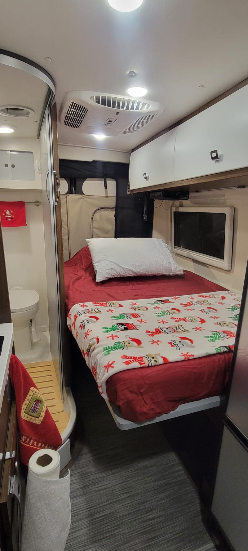 showing a bed with festive blanket — photo 2