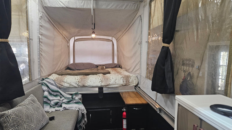 Adventure-Ready 2006 Fleetwood Neon Popup Camper — photo 3