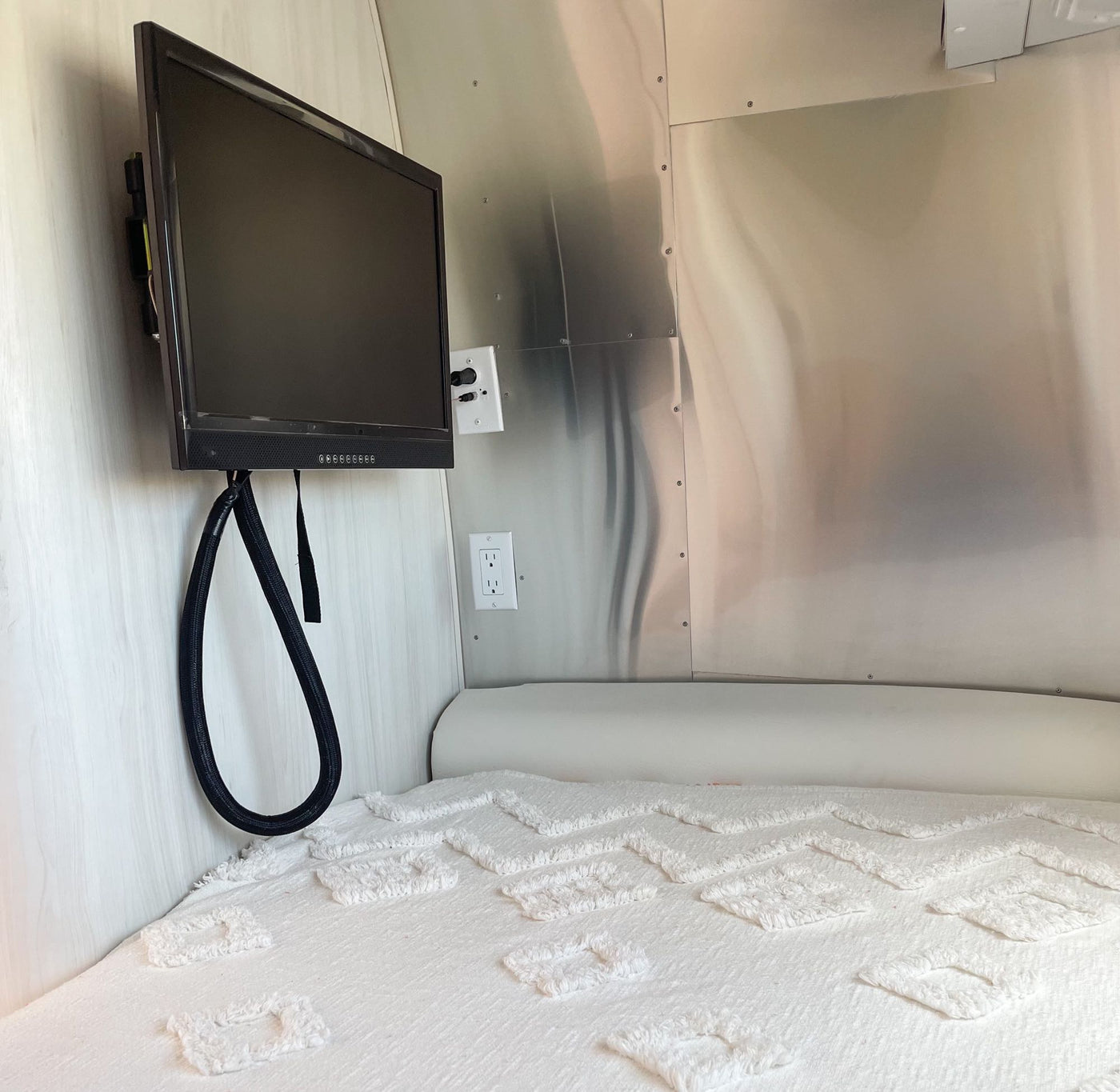 showing a desert view out the window. Perfect for adventure!|Sunny RV rental interior: an orange sun quilt — photo 18