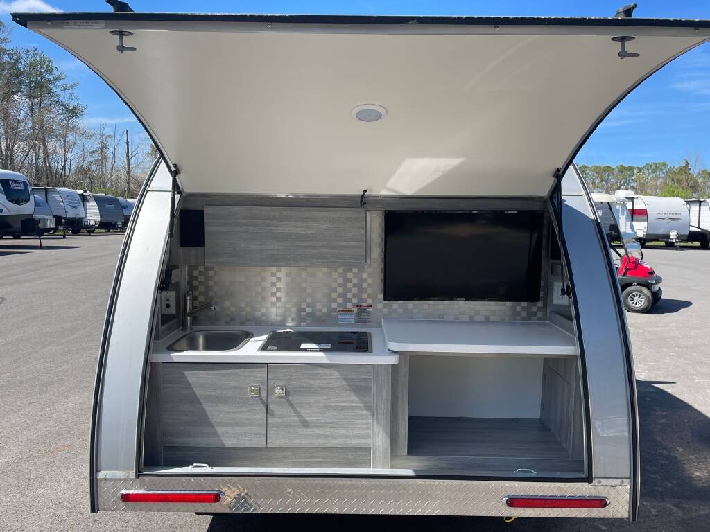 Lightweight Retro Style Camper — photo 20