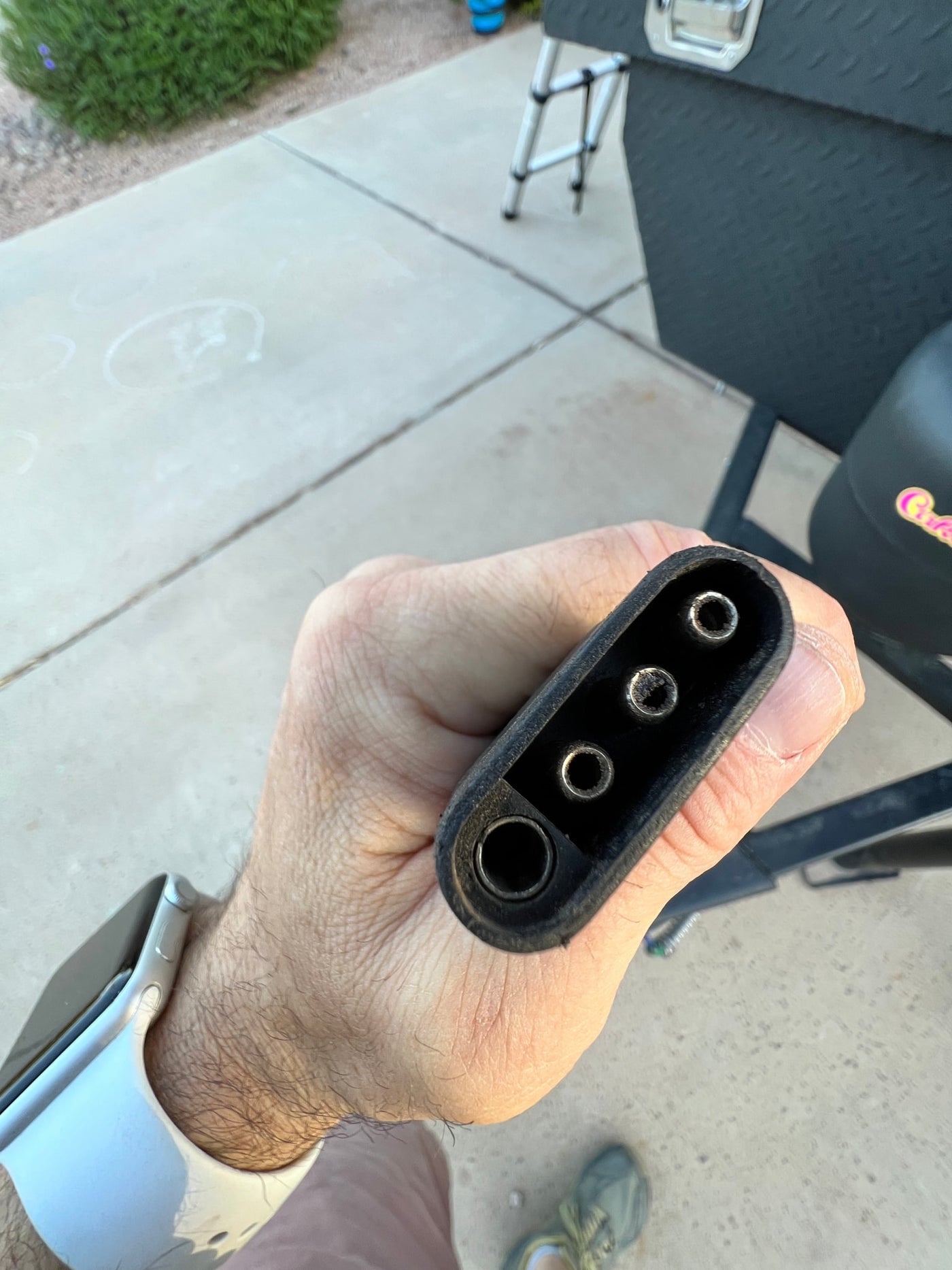 Prepping for an RV rental: inspecting the 4-pin trailer wiring connector for essential light functions. — photo 20