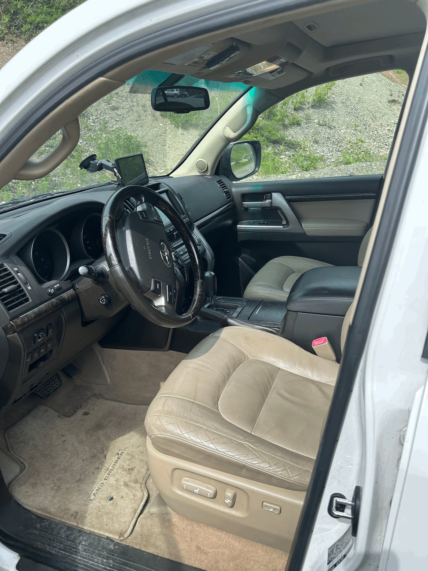  parked on a gravel road — photo 4
