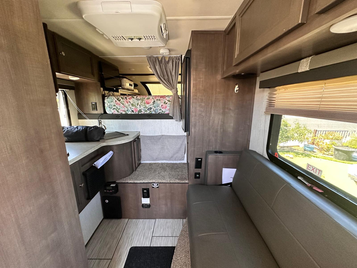 2021 Palamino HS750 F350 4WD Satellite Trail Ready Solar — photo 8