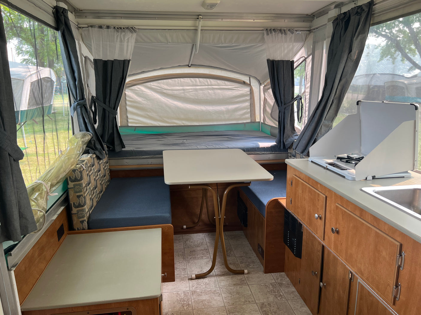 Eaa rental Ready to go pop-up camper