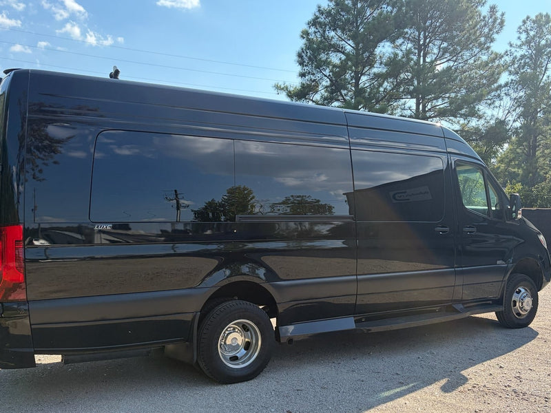  ideal for RV rental. Features tinted windows — photo 3
