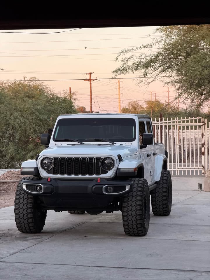 2020 Jeep Gladiator · Overland Pickup 4D 5 ft in Phoenix, AZ (photo 2) — photo 2
