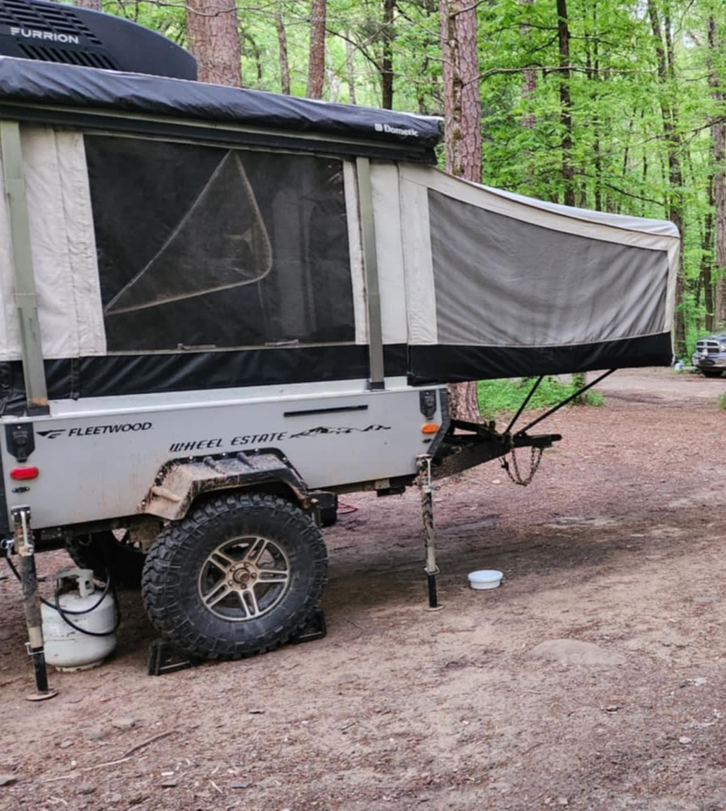 Adventure-Ready 2006 Fleetwood Neon Popup Camper — photo 8