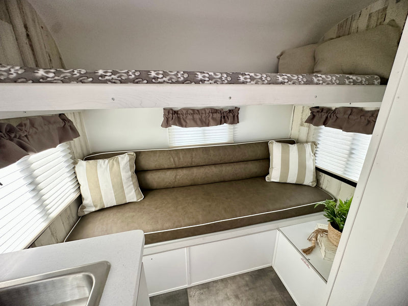  bench seating — photo 8