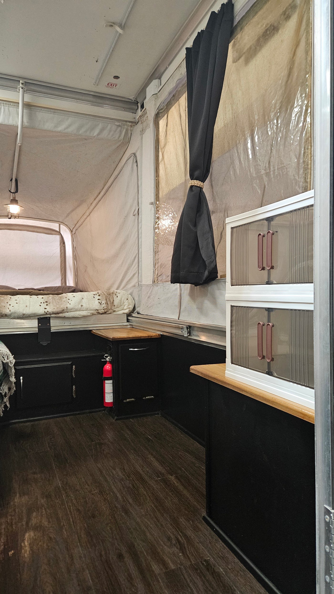 Adventure-Ready 2006 Fleetwood Neon Popup Camper — photo 5
