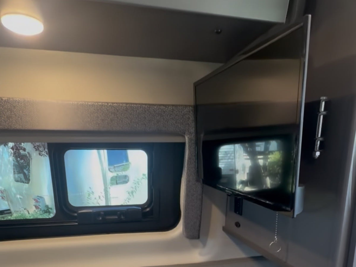  and side windows. A black Thule bag is on a seat.|Empty — photo 8