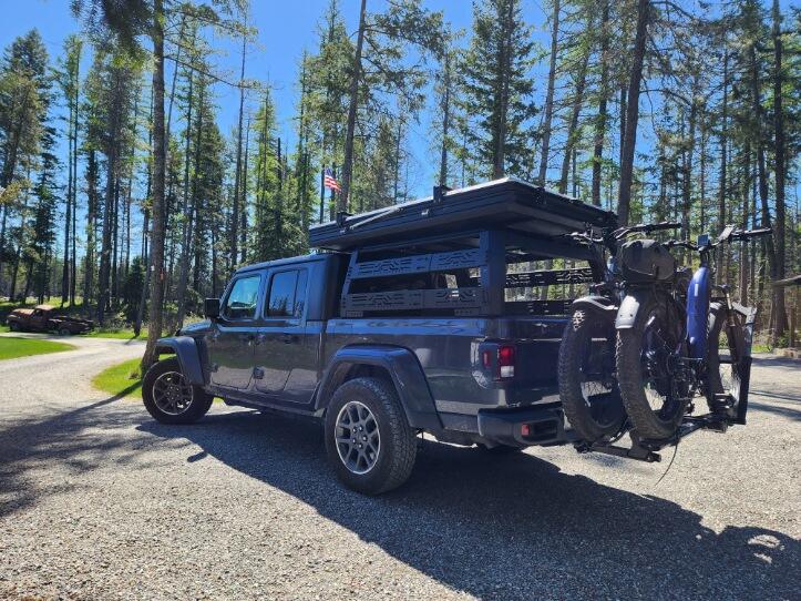 Explore with this Jeep Gladiator RV rental alternative, featuring a rooftop tent & bikes for ultimate outdoor adventures. — photo 3