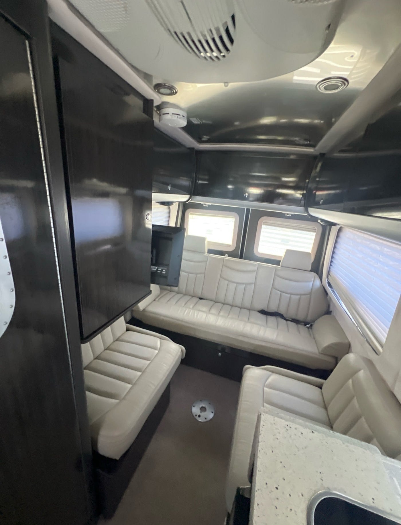  showing light-toned swivel captain's chairs — photo 8
