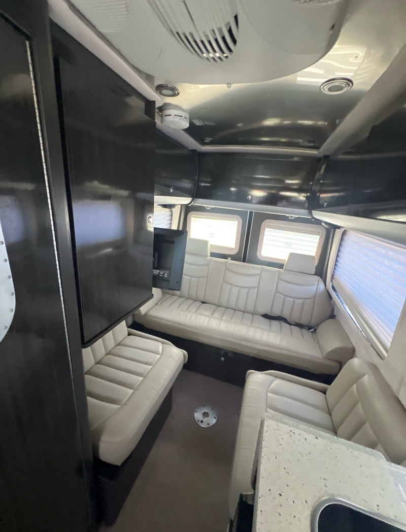  showing light-toned swivel captain's chairs — photo 8
