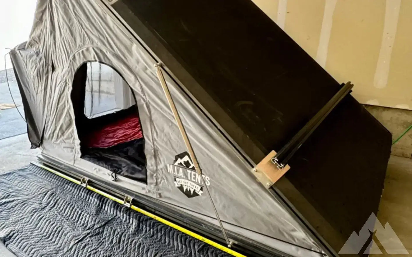 MIA powder coated aluminum clamshell 3 person RTT — used rooftop tents for sale (photo 3)