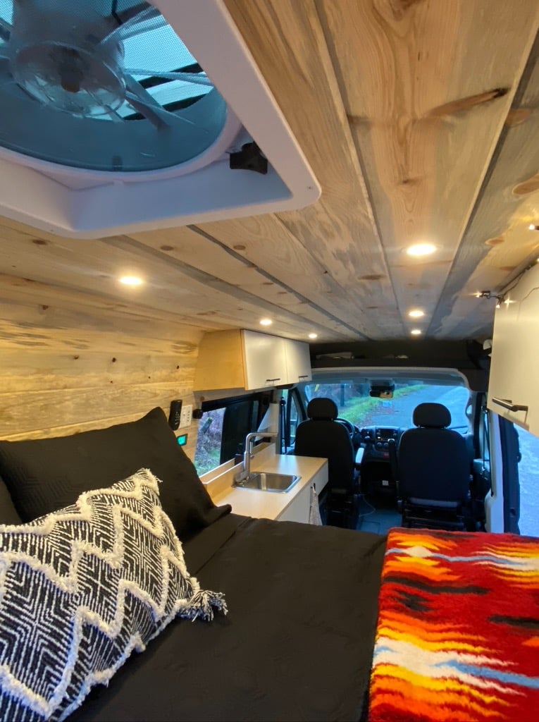  ideal for winter nature adventures.|Perfect RV rental setup! Camper van with bikes & SUP by a clear lake — photo 17