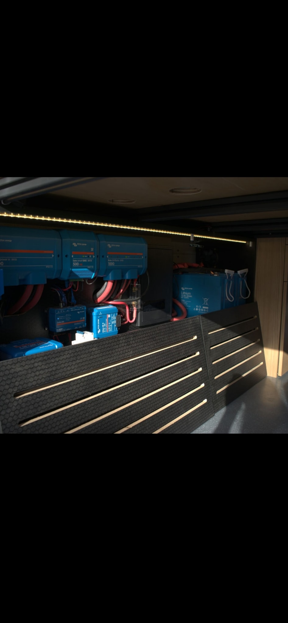  and bright nature view. Ideal for road trips and camping.|Cozy RV rental interior with a spacious bed — photo 17