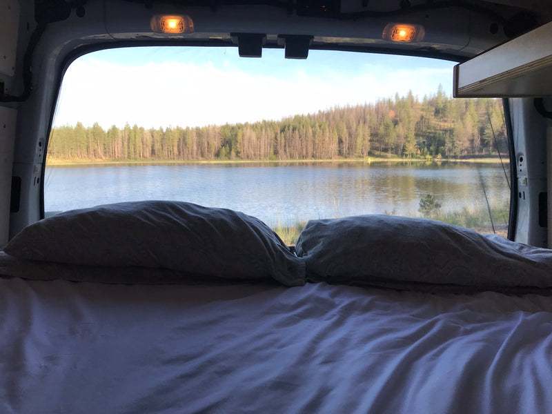 Waking up to a beautiful lake view from a cozy bed in an RV rental. Ideal for nature escapes. — photo 2