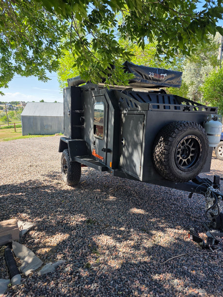 Experience off-grid camping! This rugged off-road camper with a rooftop tent is ideal for your next RV rental.