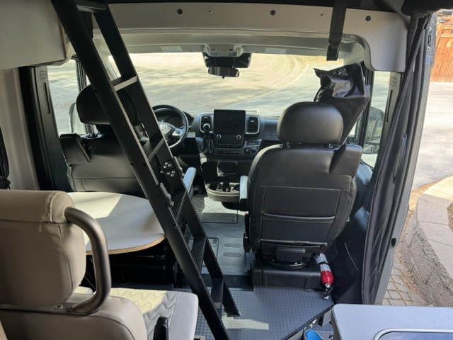  light quilted passenger seats — photo 9