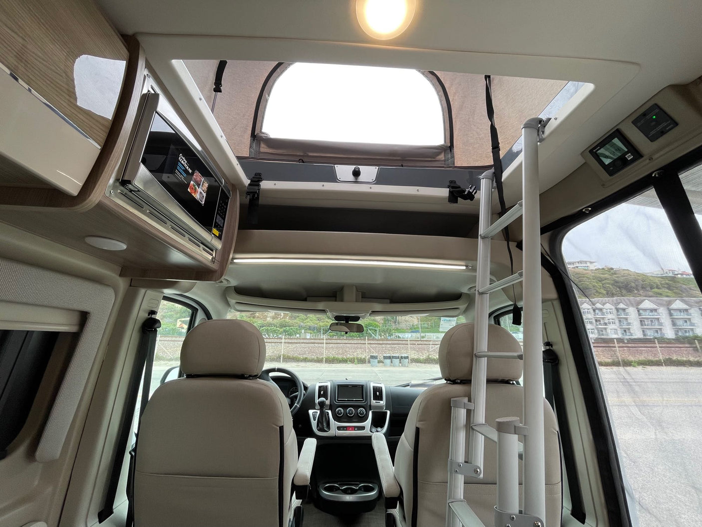 Comfy Camper Van Sleeps 4 w/AC, Pets .Welcome!