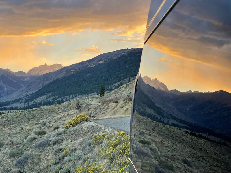 Golden sunset over rugged mountains — photo 1