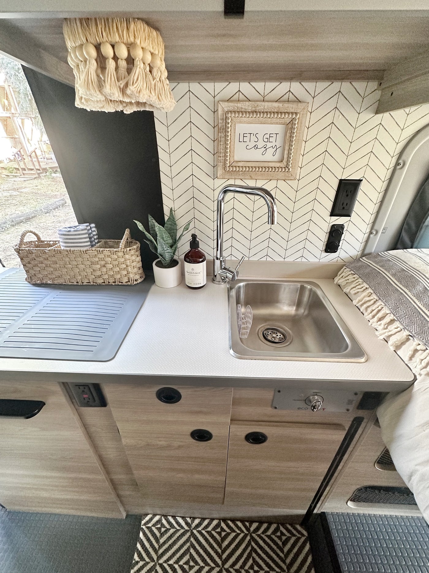  ready for use.|RV rental: light quilted seats — photo 16