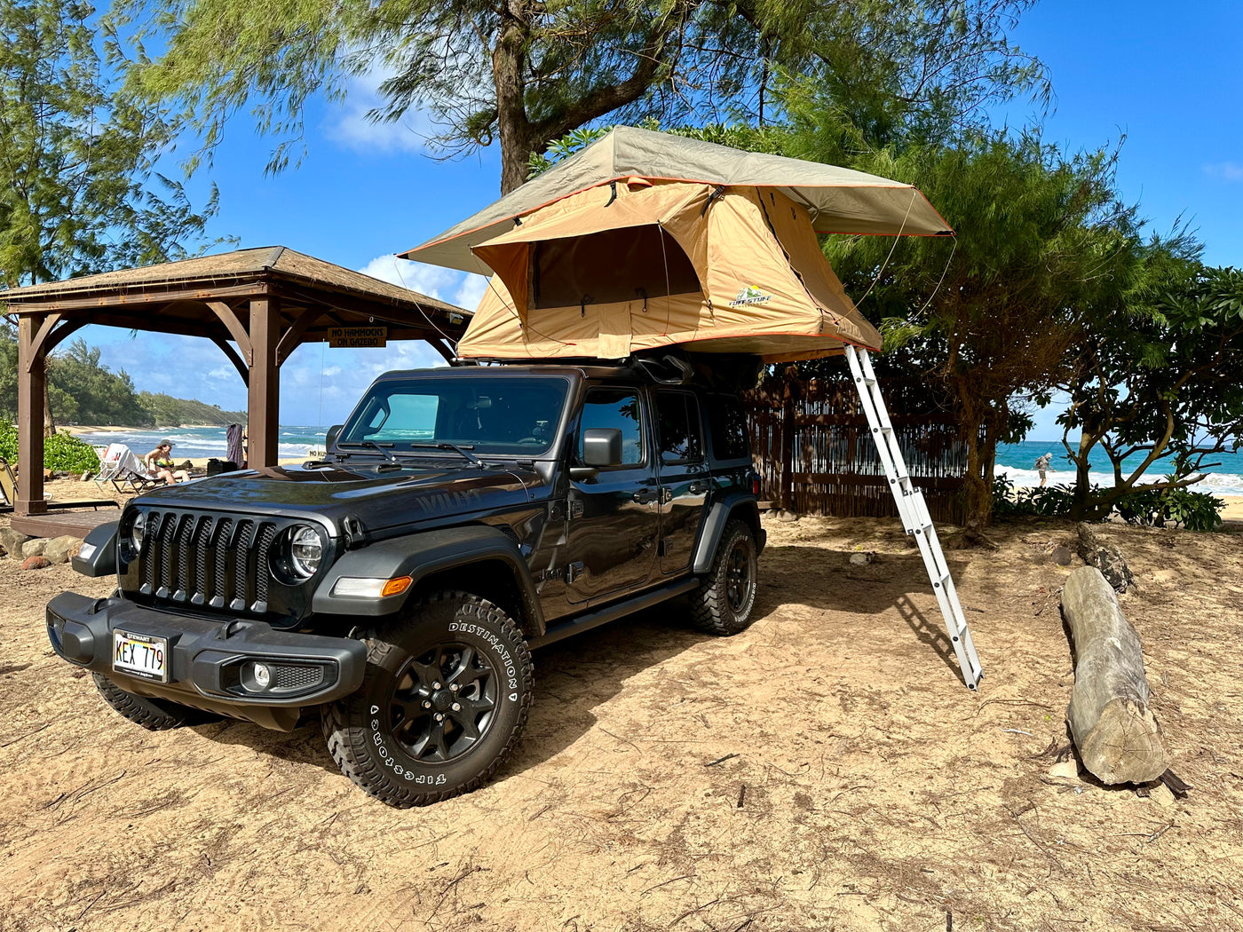 This RV rental Jeep, equipped with a rooftop tent, offers unique beach camping. Explore Hawaii's outdoors in comfort. — photo 8