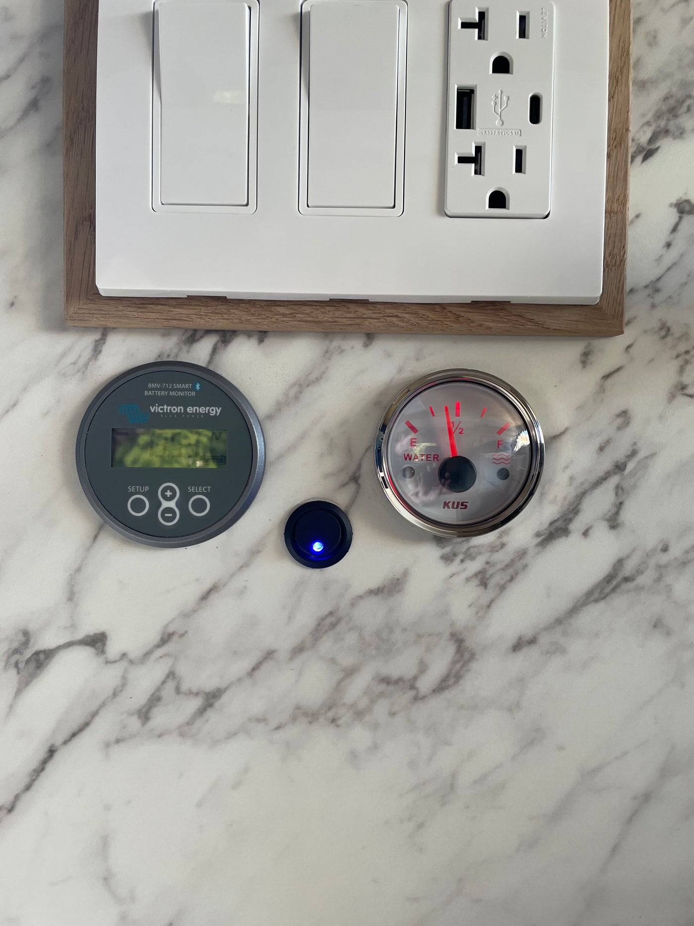 "Ramrod" 2022 Promaster, 3-4 days off grid! Hot shower! Luxury Amenities — photo 16
