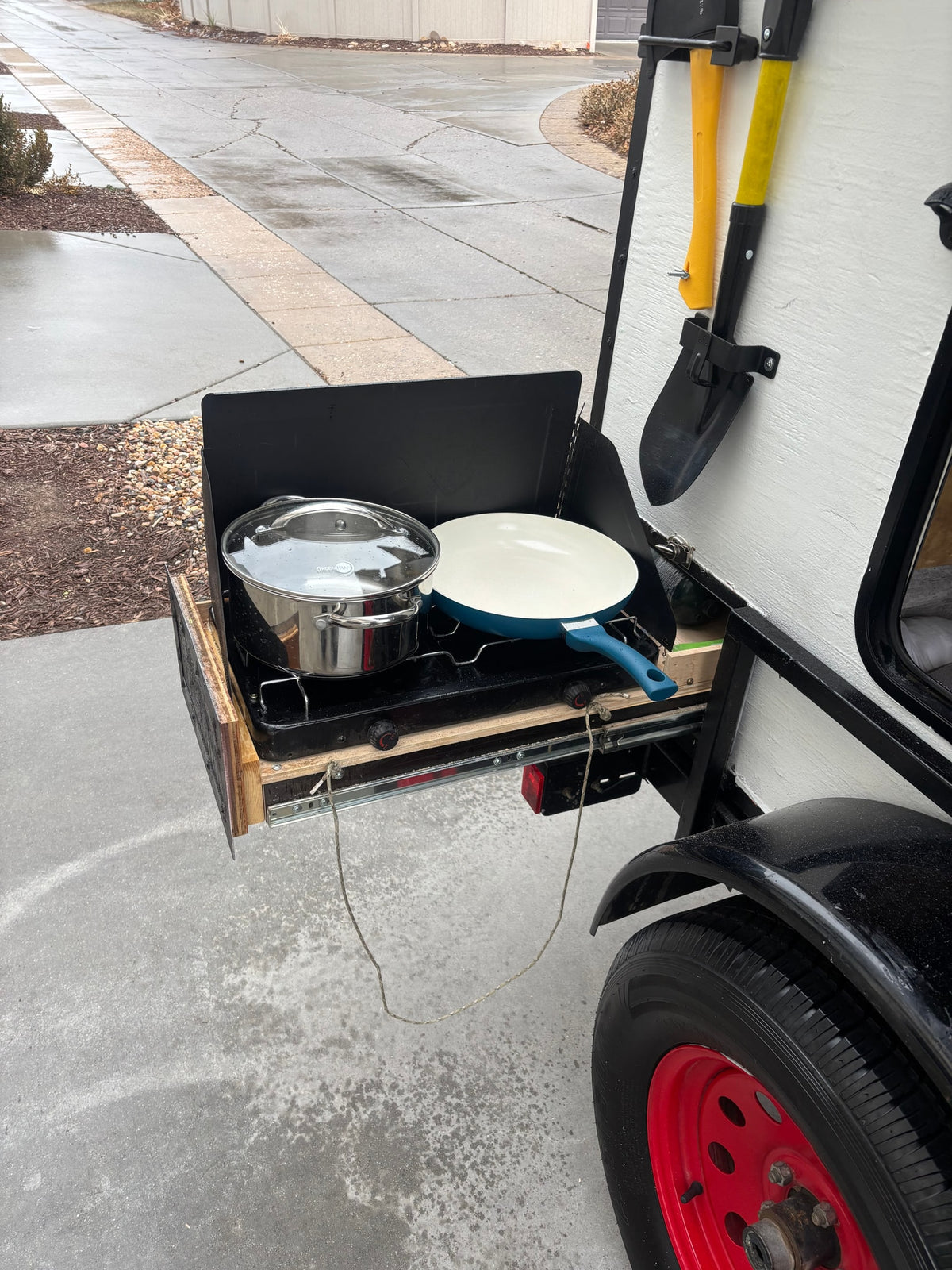  and a roof rack system.|This RV rental trailer features a rooftop tent — photo 16