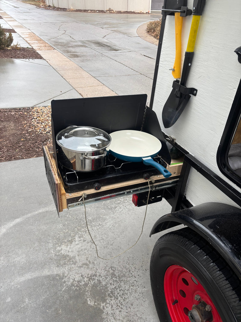  and a roof rack system.|This RV rental trailer features a rooftop tent — photo 16