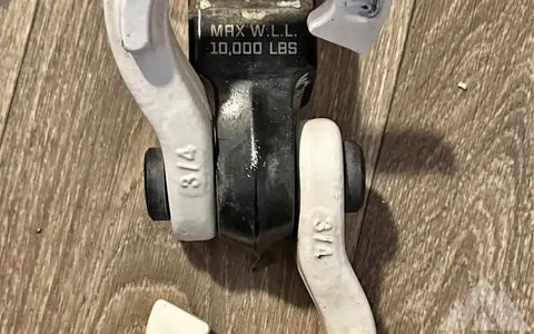 Off road recovery shackle