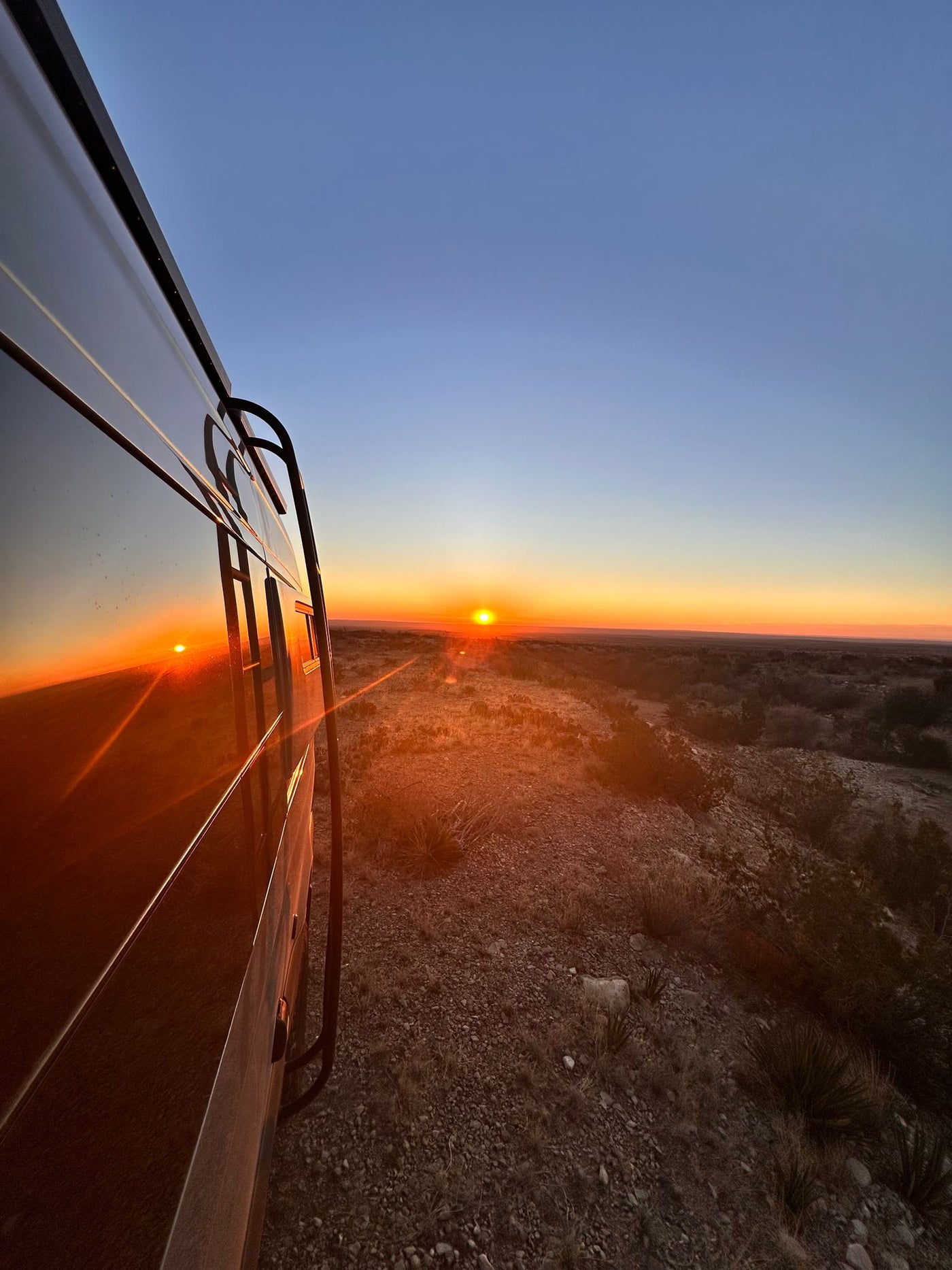  and a seating area for comfortable travel.|RV rental cooking at sunset: sizzling burgers & eggs by the beach — photo 7