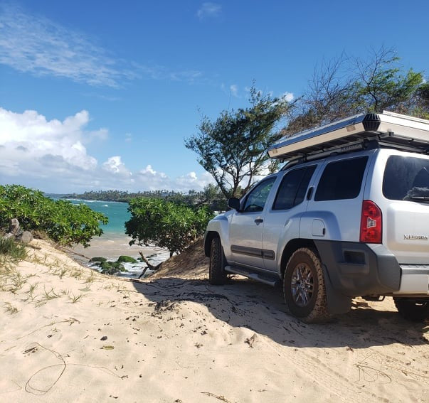  rooftop tent on sandy beach by ocean. Explore overlanding — photo 2