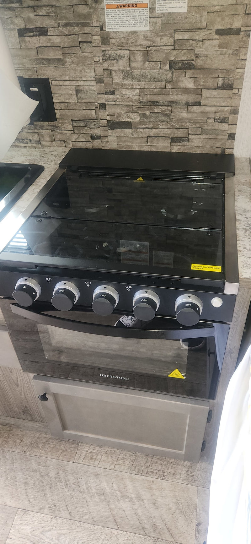  ideal for a comfortable trip.|RV rental kitchen: High Pointe microwave — photo 6