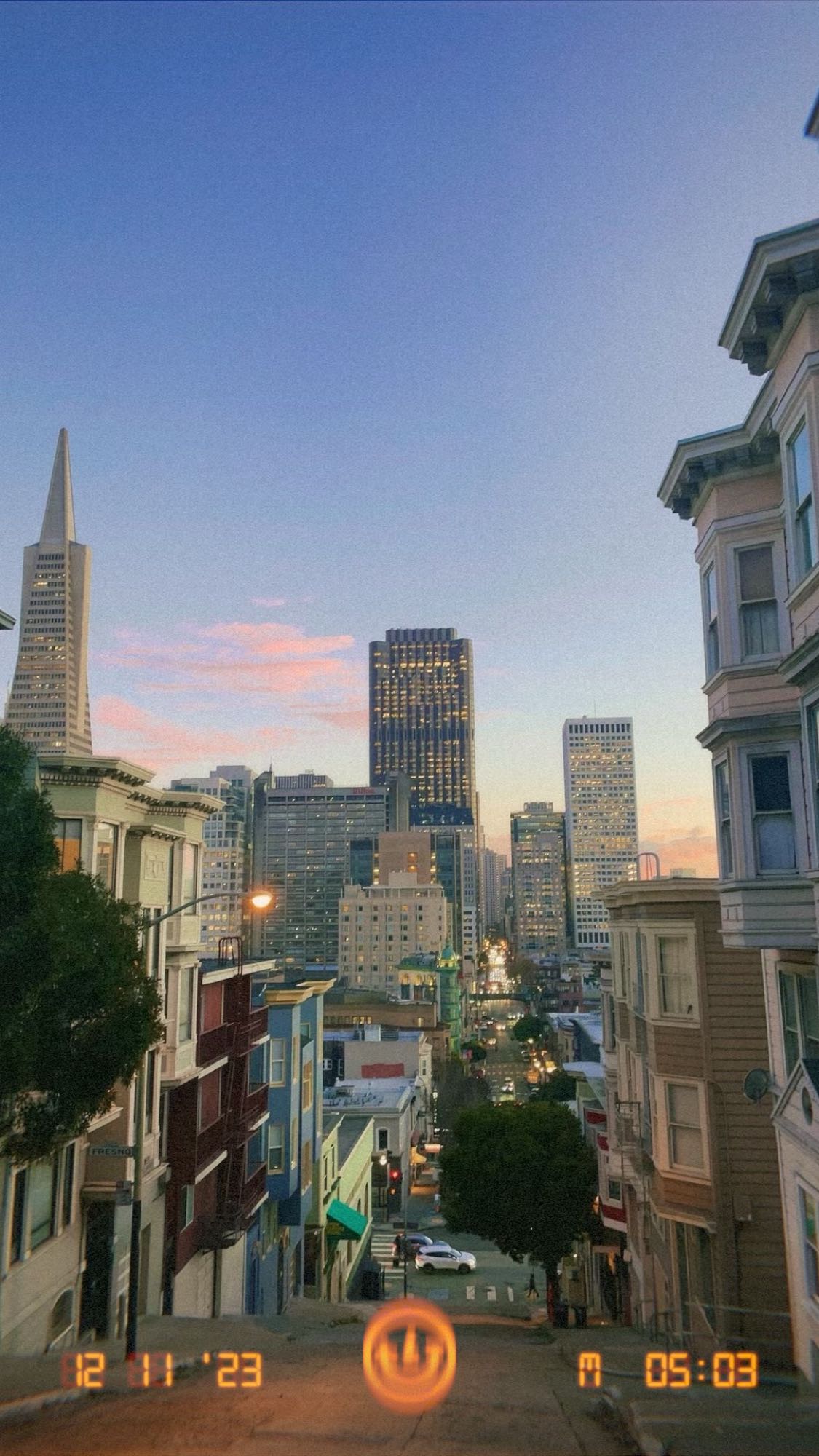 Iconic San Francisco view at dusk: Transamerica Pyramid, steep streets, colorful homes. Perfect urban RV rental trip destination. — photo 6