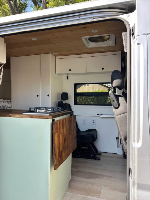 Hot Outdoor Shower · Pet Friendly · Premium Mattress · Flexible Pickup — photo 3