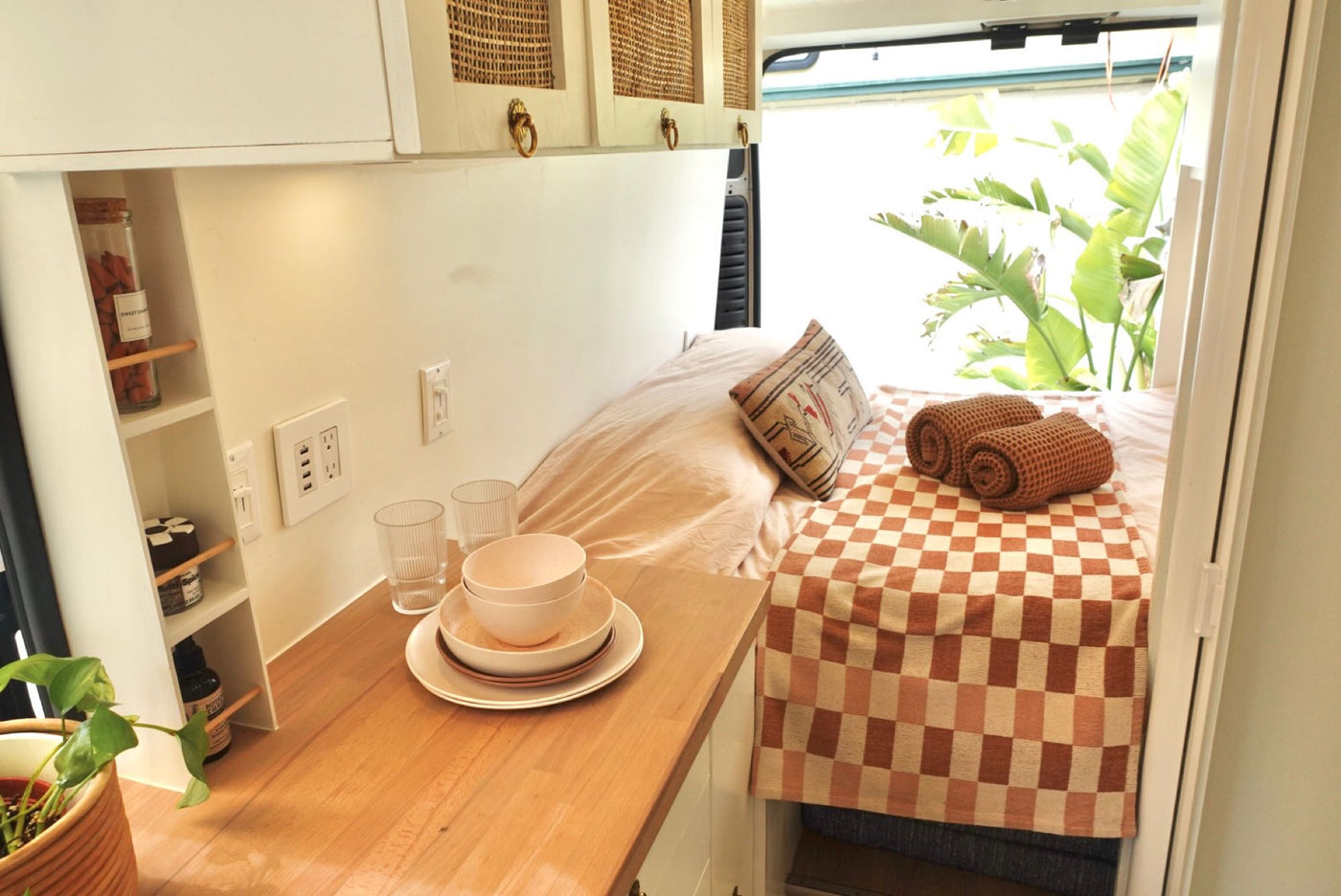 Free WiFi, Unlimited Miles, AC, Indoor HOT Shower, Projector & more! — photo 7
