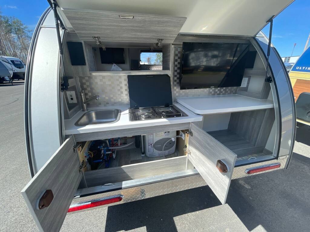 Lightweight Retro Style Camper — photo 19