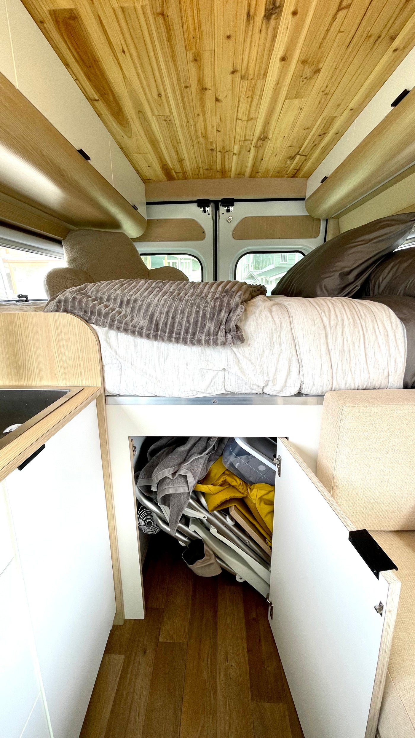 "Ramrod" 2022 Promaster, 3-4 days off grid! Hot shower! Luxury Amenities — photo 14