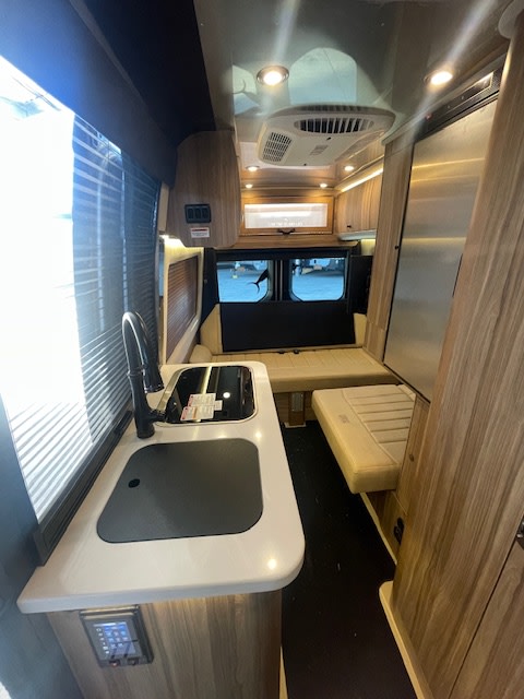 Airstream Mercedes Sprinter- 4x4 luxury camper van, off grid package — photo 7