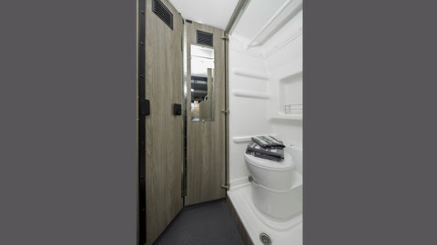 The Twilight Chaser! Winnebago Solis Year Around - 6 belts, sleeps 6 — photo 4