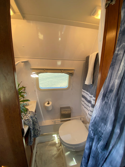 Luxury Class B Camper Van | King Bed, Bathroom, Generator — photo 3