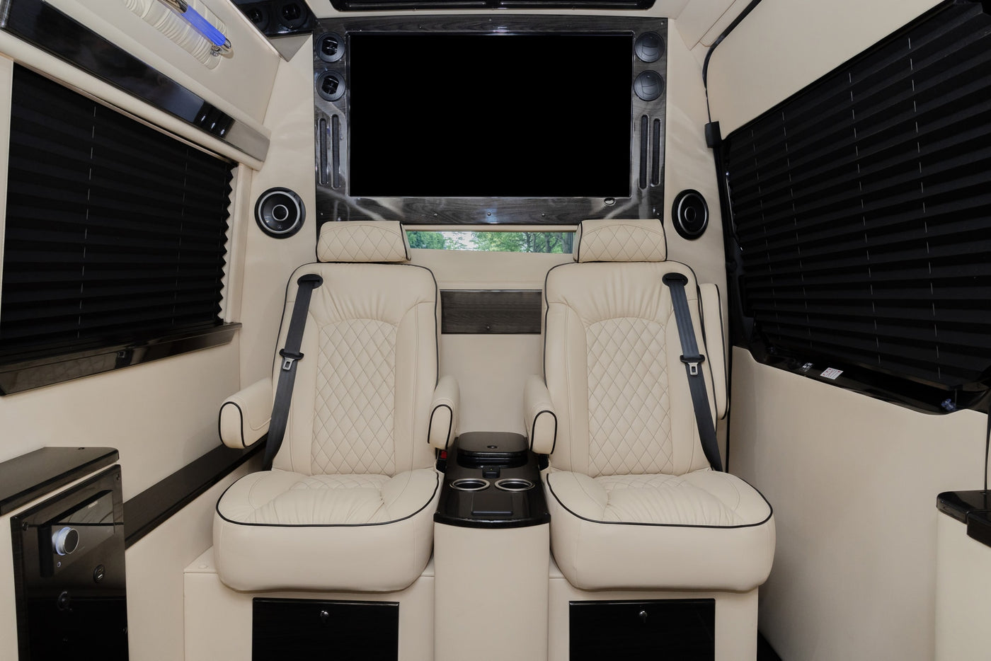  central console with cup holders — photo 9
