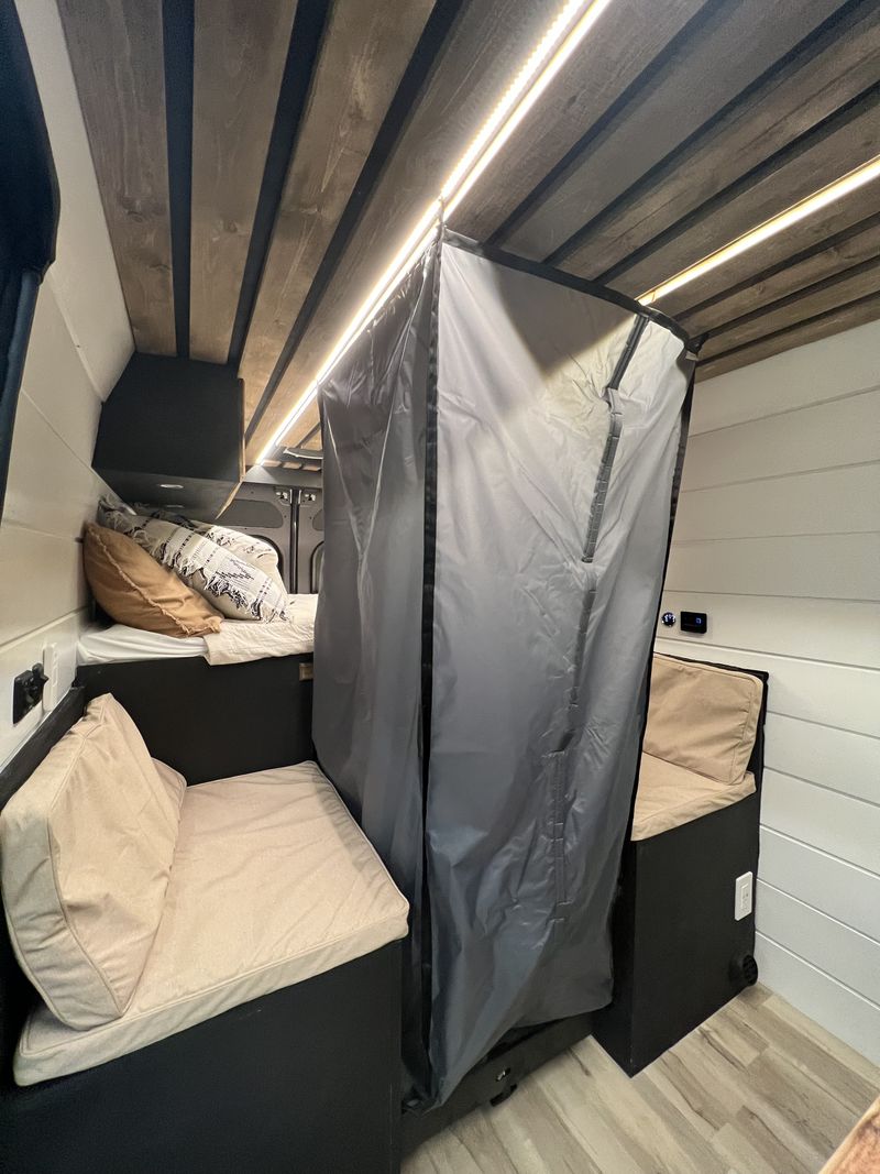  Colorado.|Cozy RV rental interior with bed — photo 9