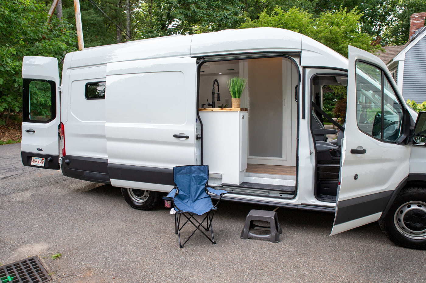Ultimate Adventure Van with AC & Hot Shower, Battery bank, Queen Bed — photo 4