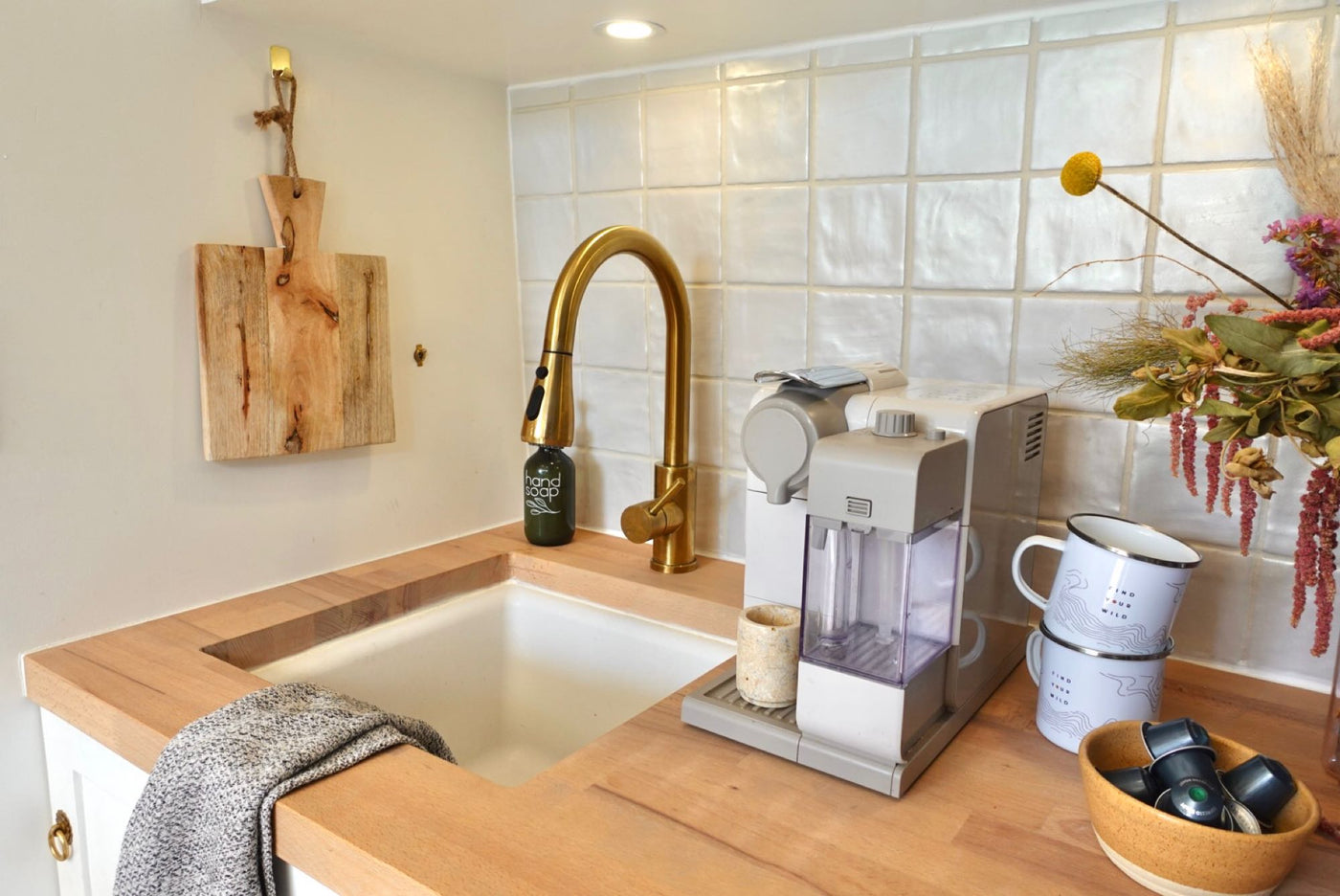 Free WiFi, Unlimited Miles, AC, Indoor HOT Shower, Projector & more! — photo 3